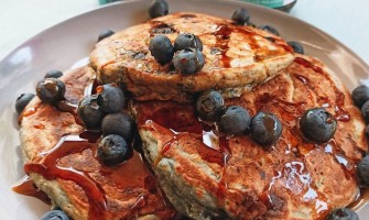 Συνταγή για pancakes βρώμης με μύρτιλα και μελάσα Emelia by Nutrition Home - Πρότυπο Κέντρο Διατροφής